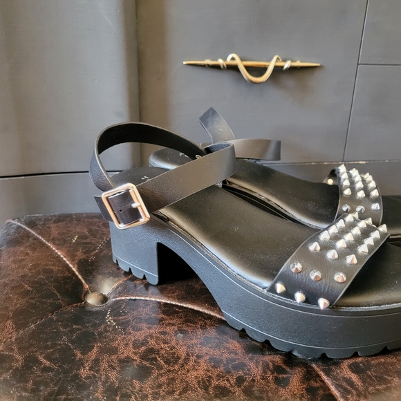 BNWOT Torrid Platform Lug Sole Studded Sandals - Picture 2 of 3